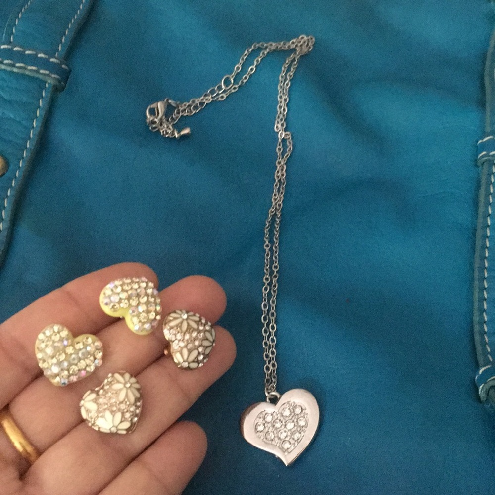 Set of pendent chain and 2 costume heart earring